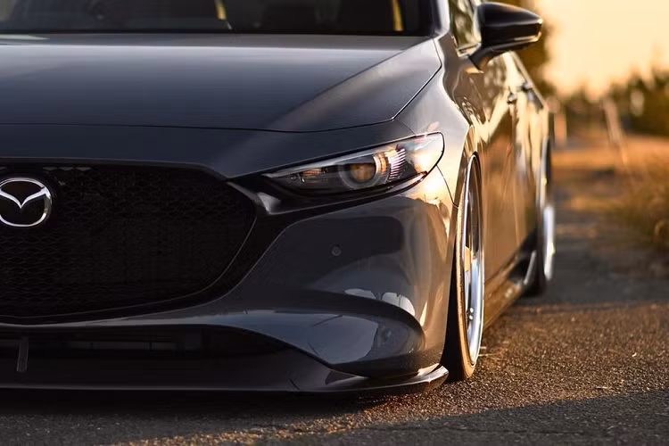 Thật vậy, phiên bản Mazda3 thế hệ mới này vẫn bộc lộ một số điểm trừ nhất định, điển hình như cách thiết kế hay màu sắc của bộ mâm.