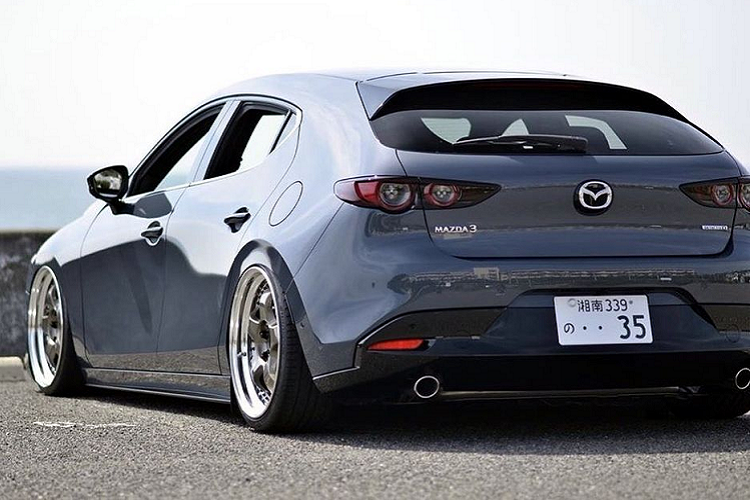 Trong khi một số người gọi đây là chiếc hatchback “húp híp”, một số khác lại cho rằng biến thể độc đáo này khá giống chiếc Alfa Romeo Brera – một mẫu xe Ý kết hợp giữa 3 khái niệm: gợi cảm, hiện đại và cổ điển. Tuy nhiên, một dáng vẻ thấp lùn đi cùng với các đường gân khá “hiền” đã tạo nên một tổng thể có phần chưa ăn khớp.