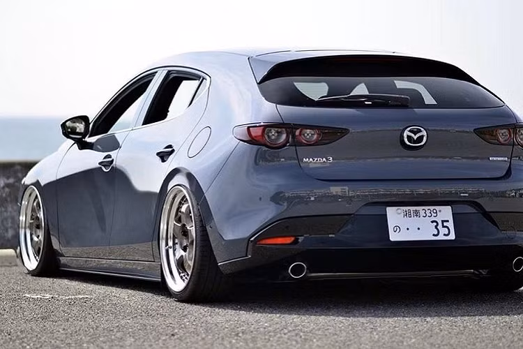 Trong khi một số người gọi đây là chiếc hatchback “húp híp”, một số khác lại cho rằng biến thể độc đáo này khá giống chiếc Alfa Romeo Brera – một mẫu xe Ý kết hợp giữa 3 khái niệm: gợi cảm, hiện đại và cổ điển. Tuy nhiên, một dáng vẻ thấp lùn đi cùng với các đường gân khá “hiền” đã tạo nên một tổng thể có phần chưa ăn khớp.