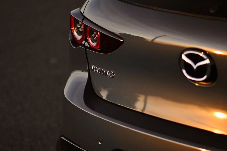 Bộ bánh này sở hữu kích thước khá nhỏ, đặc biệt là khi đặt cùng với cánh lướt gió phía sau to bản của Mazda3 thế hệ thứ 4.