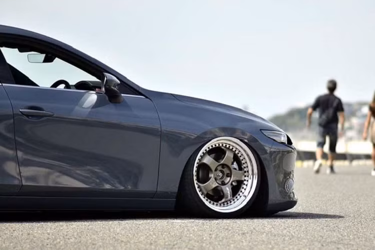 Trong trường hợp này, biến thể sedan có lẽ sẽ là lựa chọn phù hợp hơn so với một chiếc Mazda3 độ hạ gầm phiên bản hatchback.