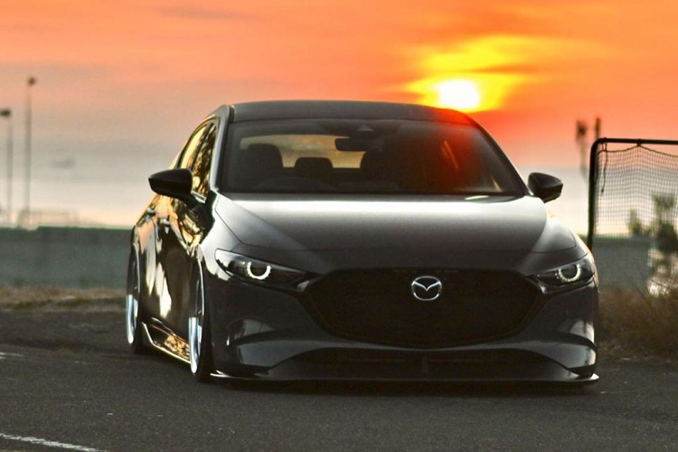 Trên hết, Mazda3 vẫn khác biệt so với các đối thủ bởi hệ dẫn động AWD tích hợp G-Vectoring hay khối động cơ Skyactiv-X 2.0 lít hoàn toàn mới. Và các fan ruột của Mazda có lẽ không thể quên những ngày tháng cùng mẫu siêu hatchback Mazdaspeed3/MPS, vốn tạo sức hút với sức mạnh động cơ ấn tượng và cảm giác lái “hủy diệt”.