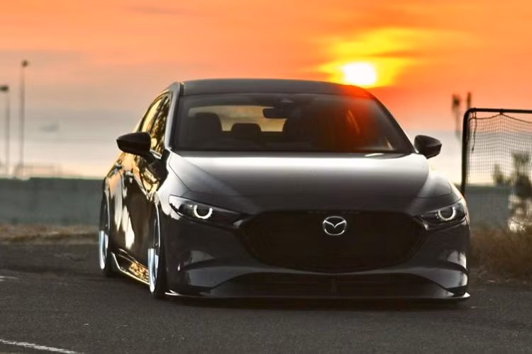 Trên hết, Mazda3 vẫn khác biệt so với các đối thủ bởi hệ dẫn động AWD tích hợp G-Vectoring hay khối động cơ Skyactiv-X 2.0 lít hoàn toàn mới. Và các fan ruột của Mazda có lẽ không thể quên những ngày tháng cùng mẫu siêu hatchback Mazdaspeed3/MPS, vốn tạo sức hút với sức mạnh động cơ ấn tượng và cảm giác lái “hủy diệt”.