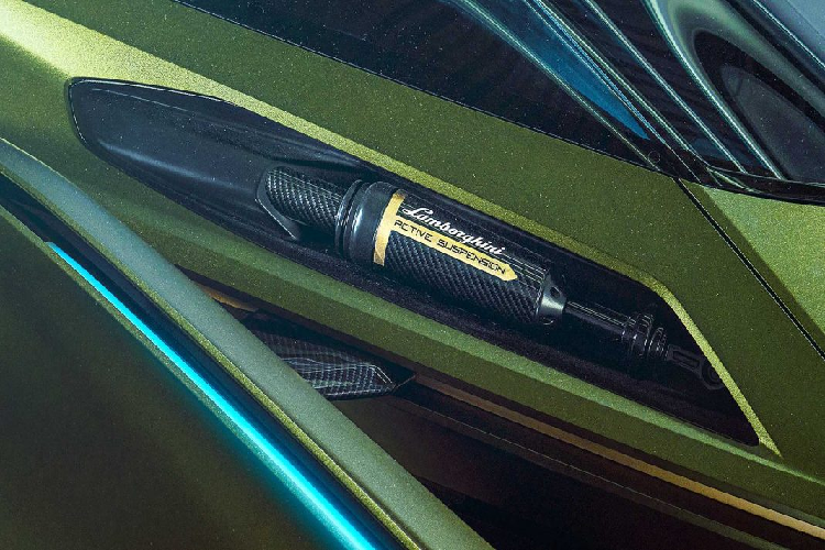 Là một mẫu xe hybrid, Lamborghini V12 Vision GT sử dụng động cơ V12 hút khí tự nhiên dung tích 6,5 lít đi cùng hệ thống điện tích hợp vào hộp số giống với Lamborghini Sián FKP37.