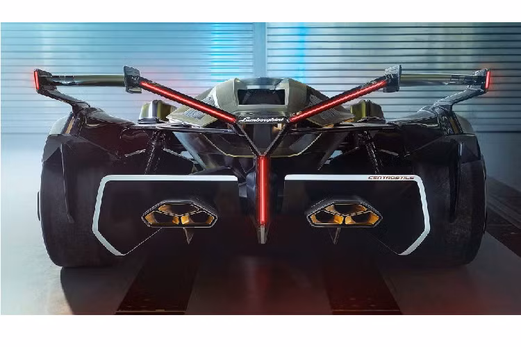 Thân xe sở hữu những đường cắt xẻ táo bạo và góc cạnh. Thiết kế hai đường dẫn gió bên hông ôm sát động cơ và hốc gió tản nhiệt nằm riêng biệt. Ngoài ra, siêu xe Lamborghini V12 Vision Gran Turismo sở hữu bộ mâm nan hoa với ốc khóa tâm.