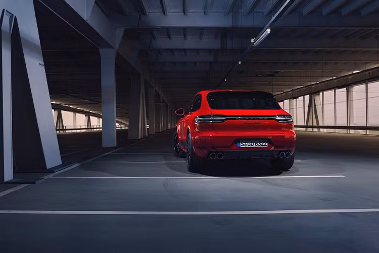 Bên trong khoang nội thất, sự nâng cấp của bản GTS cũng tới từ các trang bị như toàn bộ cabin bọc da cùng chỉ khâu đỏ tương phản, trần bọc da lộn, ghế chỉnh điện, vô-lăng thể thao, ốp nhôm nhiều bề mặt, dàn loa Bose cao cấp, sạc điện thoại không dây, lọc không khí, sưởi kính và cả các hệ thống hỗ trợ lái công nghệ cao và camera 360 độ...