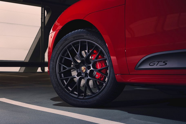 Cuối cùng, quan trọng nhất trên phiên bản GTS chính là "trái tim" của xe, khối động cơ V6 2.9L tăng áp kép với công suất đầu ra 375 mã lực và mô-men xoắn cực đại 519 Nm. Đi kèm với đó còn là trang bị hộp số ly hợp kép PDK và gói kích hoạt thể thao Sport Chrono. Từ đó, Macan GTS có thể tăng tốc từ 0 -100 km/h chỉ với 4,5 giây trước khi đạt vận tốc tối đa 261 km/h. Giá xe Porsche Macan GTS 2020 bán ra từ quý II/2020 tại thị trường Mỹ khởi điểm từ 71.300 USD (khoảng 1,71 tỷ đồng).