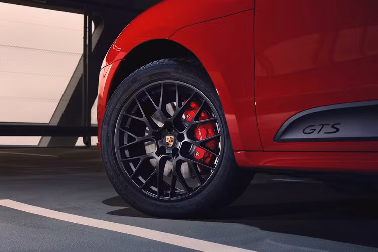 Cuối cùng, quan trọng nhất trên phiên bản GTS chính là "trái tim" của xe, khối động cơ V6 2.9L tăng áp kép với công suất đầu ra 375 mã lực và mô-men xoắn cực đại 519 Nm. Đi kèm với đó còn là trang bị hộp số ly hợp kép PDK và gói kích hoạt thể thao Sport Chrono. Từ đó, Macan GTS có thể tăng tốc từ 0 -100 km/h chỉ với 4,5 giây trước khi đạt vận tốc tối đa 261 km/h. Giá xe Porsche Macan GTS 2020 bán ra từ quý II/2020 tại thị trường Mỹ khởi điểm từ 71.300 USD (khoảng 1,71 tỷ đồng).