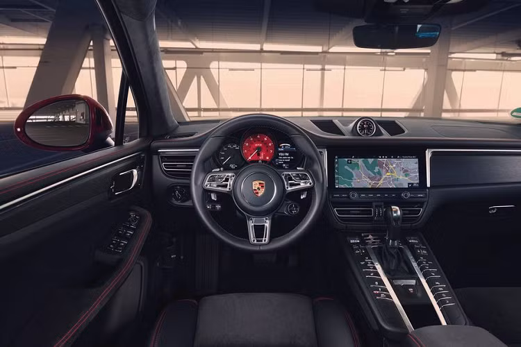 Về thiết kế nội, ngoại thất, mẫu xe crosssover Porsche Macan GTS 2020 sẽ không có quá nhiều sự khác biệt so với hai phiên bản tiêu chuẩn và Turbo. Xe vẫn mang phong cách và lối thiết kế đặc trưng của thương hiệu xe xứ Stuttgart, một vẻ đẹp của thể thao hoà lẫn sự sang trọng.