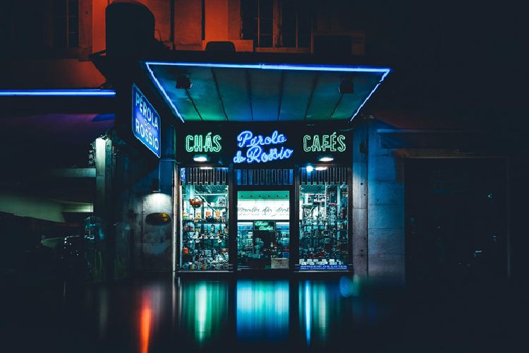 Với Oppo R15Neon, Ericube đã cho ra bức ảnh giành giải Ảnh đêm. Tác giả chia sẻ: “Bức ảnh được chụp tại Lisbon, Bồ Đào Nha, sử dụng Oppo R15. Sau bữa tối, tôi dự định đi bộ về căn hộ. Tôi thấy biển hiệu neon của cửa hàng đã đóng cửa rất thú vị. Nhờ sàn thép không gỉ, tôi đã chụp cảnh đêm bằng những hình ảnh phản chiếu. 