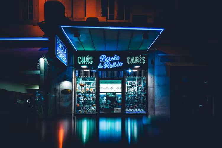 Với Oppo R15Neon, Ericube đã cho ra bức ảnh giành giải Ảnh đêm. Tác giả chia sẻ: “Bức ảnh được chụp tại Lisbon, Bồ Đào Nha, sử dụng Oppo R15. Sau bữa tối, tôi dự định đi bộ về căn hộ. Tôi thấy biển hiệu neon của cửa hàng đã đóng cửa rất thú vị. Nhờ sàn thép không gỉ, tôi đã chụp cảnh đêm bằng những hình ảnh phản chiếu. 