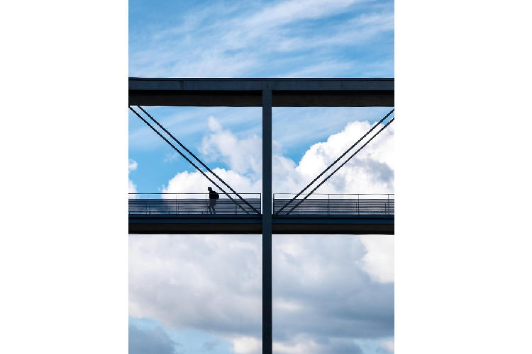 Bức ảnh chụp từ điện thoại Oppo trong một buổi chiều đầy nắng tại Berlin của Nina có tên “Take me where the light is” nhận giải Ảnh góc nhìn mới (New perspective). Tác giả đã sử dụng Reno 10x Zoom ghi lại khoảnh khắc cho thấy sự mênh mông của đất trời. 