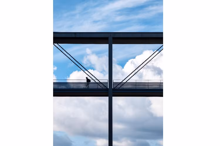 Bức ảnh chụp từ điện thoại Oppo trong một buổi chiều đầy nắng tại Berlin của Nina có tên “Take me where the light is” nhận giải Ảnh góc nhìn mới (New perspective). Tác giả đã sử dụng Reno 10x Zoom ghi lại khoảnh khắc cho thấy sự mênh mông của đất trời. 