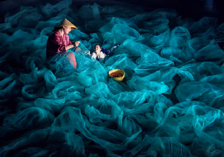 Giám khảo cuộc thi là những nhiếp ảnh gia chuyên nghiệp, đã chọn lọc và chấm giải trong hơn 40.000 tác phẩm gửi về từ khắp nơi trên thế giới. Để tạo điều kiện cho mọi người dùng smartphone có thể tham gia, cuộc thi được chia thành 2 bảng: Dành cho người dùng Oppo và dành cho người dùng mở (tất cả thiết bị smartphone khác). 