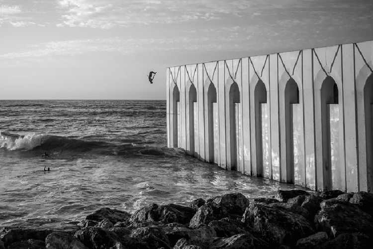 Giải đặc biệt thuộc về tác phẩm “Fishes are diving” của Nashan, được chụp từ điện thoại Oppo R9s. Trong ảnh là nhà thờ Hồi giáo hàng hải lớn nhất thế giới - Hassan II ở Casablanca (Maroc), nằm ở rìa Đại Tây Dương. Ảnh được chụp lúc hoàng hôn, một cậu bé chạy dọc theo bức tường của tòa nhà bên ngoài nhà thờ Hồi giáo, rồi nhảy xuống biển lạnh. 