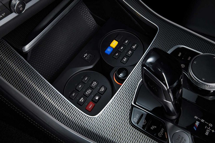 Phần ngăn cách khoang hành lý và khoang cabin cũng được trang bị tới 2 lớp kích dày và chống đạn. Bên cạnh đó, bình xăng của xe cũng được bọc thép bao quanh. Hãng BMW cho biết, mẫu SUV bọc thép X5 Protection VR6 được hãng trang bị khối động cơ V8 4.4L tăng áp kép với công suất đầu ra 523 mã lực và mô-men xoắn tới 750 Nm, từ đó xe có thể tăng tốc từ 0 - 100 km/h với 5,9 giây trước khi đạt vận tốc tối đa 210 km/h. Nhờ vậy, các VIP có thể hoàn toàn yên tâm về khả năng "tháo chạy" của xe trước các cuộc tập kích.