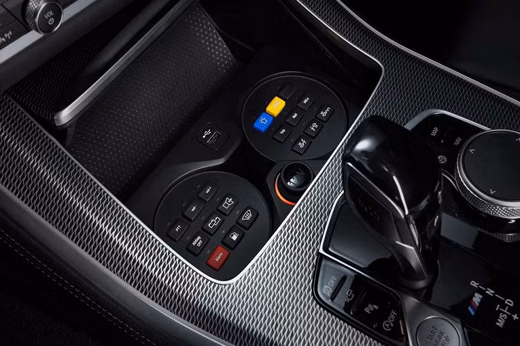 Phần ngăn cách khoang hành lý và khoang cabin cũng được trang bị tới 2 lớp kích dày và chống đạn. Bên cạnh đó, bình xăng của xe cũng được bọc thép bao quanh. Hãng BMW cho biết, mẫu SUV bọc thép X5 Protection VR6 được hãng trang bị khối động cơ V8 4.4L tăng áp kép với công suất đầu ra 523 mã lực và mô-men xoắn tới 750 Nm, từ đó xe có thể tăng tốc từ 0 - 100 km/h với 5,9 giây trước khi đạt vận tốc tối đa 210 km/h. Nhờ vậy, các VIP có thể hoàn toàn yên tâm về khả năng "tháo chạy" của xe trước các cuộc tập kích.