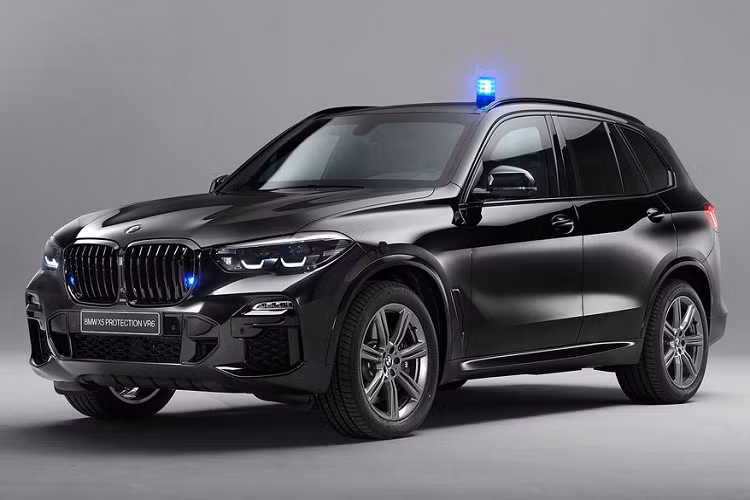Mới đây, hãng xe sang xứ Baravia - BMW đã chính thức giới thiệu tới các khách hàng VIP của hãng trên toàn thế giới mẫu SUV Bọc thép hạng sang X5 Protection VR6. BMW X5 Protection VR6 ngoài sở hữu diện mạo bảnh bao, lịch lãm, một không gian nội thất sang trọng cùng đầy đủ tiện nghi thì còn là một "pháo đài di động" thực sự, giúp bảo vệ chủ nhân an toàn tuyệt đối trước các cuộc tập kích của quân địch.