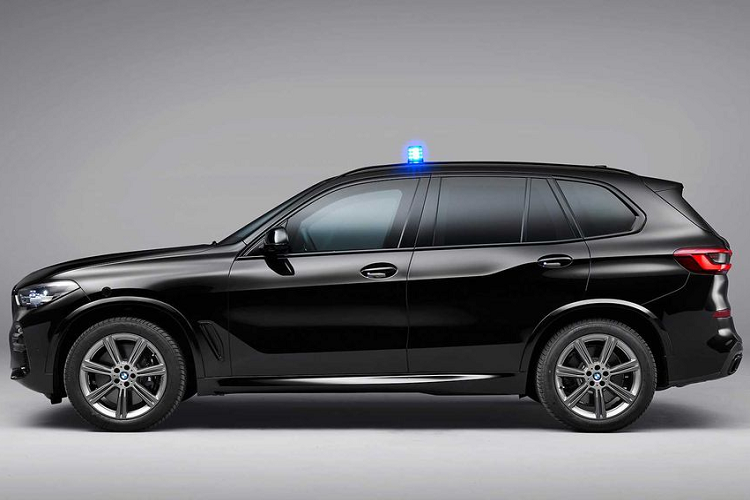Điểm khác biệt trên chiếc xe BMW X5 Protection VR6 ở ngoại thất có lẽ chỉ nằm ở điểm các chi tiết trên xe đều được sơn một màu đen tuyền huyền bí. Ngoài ra, với bộ vỏ bằng thép tấm và khung gầm bằng nhôm siêu cứng, BMW X5 Protection VR6 dễ dàng gây sự chú ý bởi độ "dầy mình" và to lớn của mình so với mẫu X5 nguyên bản.