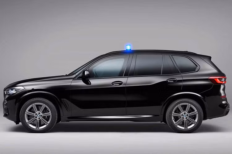 Điểm khác biệt trên chiếc xe BMW X5 Protection VR6 ở ngoại thất có lẽ chỉ nằm ở điểm các chi tiết trên xe đều được sơn một màu đen tuyền huyền bí. Ngoài ra, với bộ vỏ bằng thép tấm và khung gầm bằng nhôm siêu cứng, BMW X5 Protection VR6 dễ dàng gây sự chú ý bởi độ "dầy mình" và to lớn của mình so với mẫu X5 nguyên bản.