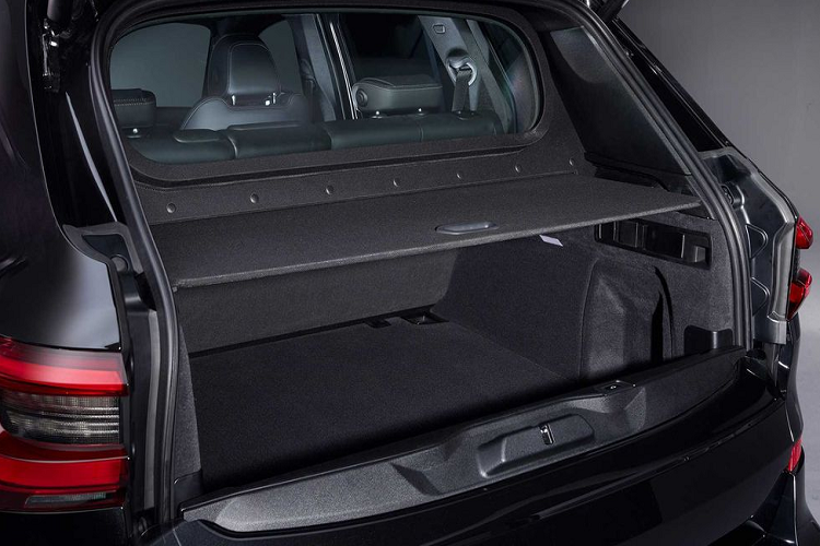 Các kỹ sư chế tạo BMW X5 Protection VR6 coi việc bảo vệ chủ nhân bên trong xe là điều tối quan trọng. Do đó, không có gì lạ khi mẫu SUV hạng sang này có thể chịu được sức công phá của hàng loạt loại vũ khí có sức huỷ diệt cao như thuốc nổ C4, các oại đạn sung trường...