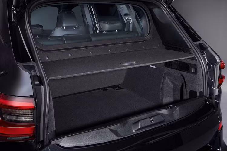 Các kỹ sư chế tạo BMW X5 Protection VR6 coi việc bảo vệ chủ nhân bên trong xe là điều tối quan trọng. Do đó, không có gì lạ khi mẫu SUV hạng sang này có thể chịu được sức công phá của hàng loạt loại vũ khí có sức huỷ diệt cao như thuốc nổ C4, các oại đạn sung trường...