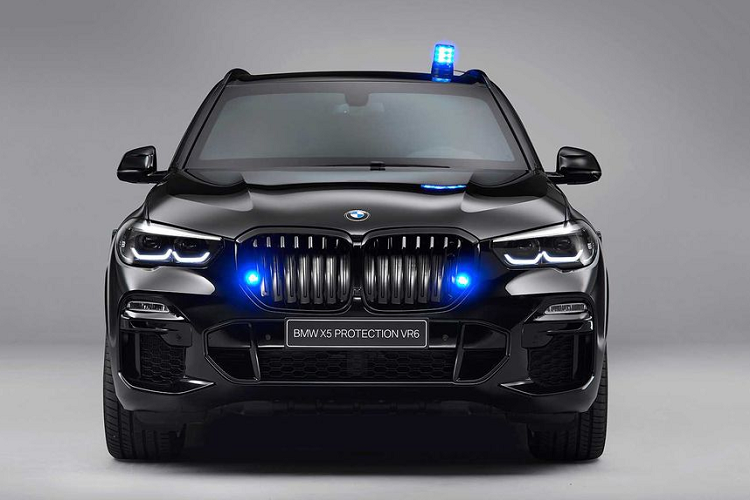 Không giống như bao mẫu xe bọc thép, chống đạn với vẻ ngoài thô cứng và gân guốc khác, BMW X5 Protection VR6 sở hữu một diện mạo không mấy khác biệt so với mẫu X5 nguyên bản. Sự sang trọng ngay từ bề ngoài đã nói lên đúng thương hiệu của xe.