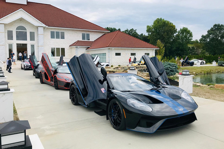 Siêu xe hàng hiếm Ford GT cũng xuất hiện tại hành trình của Gia Lai Team. Ban đầu, Ford dự định sản xuất 1.000 chiếc GT từ năm 2016 đến năm 2020. Tuy nhiên, hãng xe Mỹ đã sản xuất thêm 350 chiếc Ford GT vì nhu cầu mua xe quá cao.