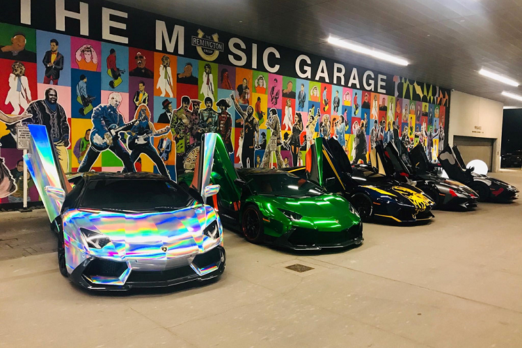 Dàn siêu xe Lamborghini vẫn là thương hiệu chủ đạo, xuất hiện nhiều nhất trong đội hình Gia Lai Team. Hãng siêu xe Italy xuất hiện với những mẫu xe Aventador tiêu chuẩn, Aventador SV, Aventador SV Roadster, Huracan và 2 chiếc Urus.