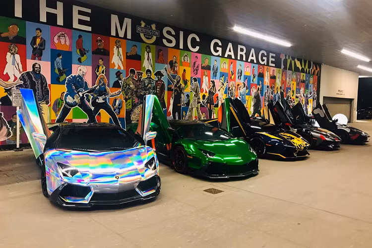 Dàn siêu xe Lamborghini vẫn là thương hiệu chủ đạo, xuất hiện nhiều nhất trong đội hình Gia Lai Team. Hãng siêu xe Italy xuất hiện với những mẫu xe Aventador tiêu chuẩn, Aventador SV, Aventador SV Roadster, Huracan và 2 chiếc Urus.