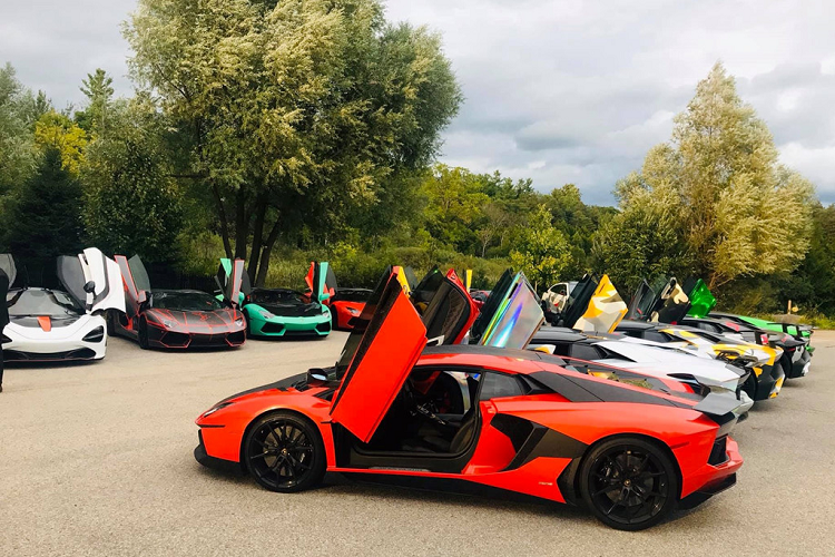 Đối thủ của Lamborghini là Ferrari chỉ xuất hiện duy nhất chiếc 458 Italia màu trắng. Ngoài ra, đoàn xe còn có sự góp mặt của McLaren 720S, BMW i8...