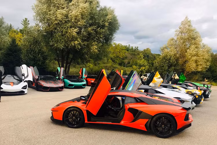 Đối thủ của Lamborghini là Ferrari chỉ xuất hiện duy nhất chiếc 458 Italia màu trắng. Ngoài ra, đoàn xe còn có sự góp mặt của McLaren 720S, BMW i8...