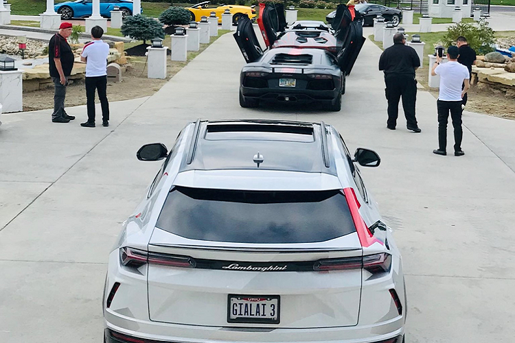 Dù số lượng lên đến 1.350 chiếc nhưng Ford GT là một siêu xe rất khó tìm trên thị trường xe cũ. Trong hợp đồng mua xe, khách hàng phải ký vào điều khoản không được bán lại xe trong vòng 2 năm. Ford GT trang bị động cơ EcoBoost V6, dung tích 3.5L, sản sinh công suất 647 mã lực và mô-men xoắn cực đại 750 Nm.