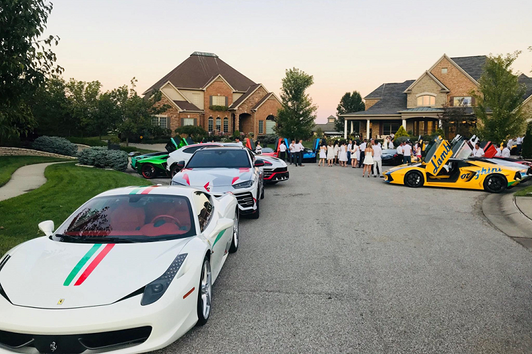 Theo anh Long Trần, đại diện của Gia Lai Team, hành trình siêu xe này không được lên lịch trước, chỉ là phút ngẫu hứng của các thành viên. Dù vậy, hành trình này vẫn quy tụ khoảng 20 siêu xe.