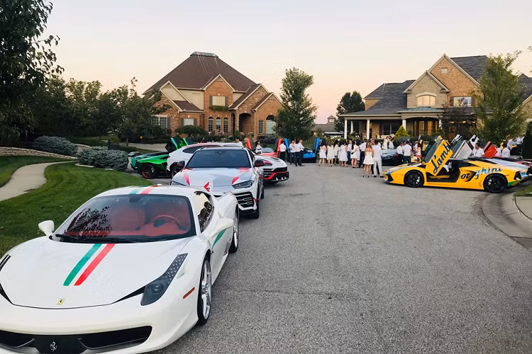 Theo anh Long Trần, đại diện của Gia Lai Team, hành trình siêu xe này không được lên lịch trước, chỉ là phút ngẫu hứng của các thành viên. Dù vậy, hành trình này vẫn quy tụ khoảng 20 siêu xe.