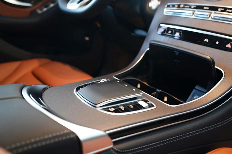 Chính vì vậy, tâm lý khách hàng cũng chẳng còn băn khoăn hay nghĩ ngợi thêm về vấn đề giá nữa. Ngoài thế mạnh là xe nhập khẩu, GLC 300 4Matic cũng sở hữu nhiều cải tiến vượt trội so với thế hệ trước như các nâng cấp về trang bị công nghệ, hệ thống đèn Multibeam-LED, màn hình LCD Công-tơ-mét hiện đại, đèn viền nội thất 64 màu, hệ thống âm thanh Burmester 13 loa, hệ thống giải trí MBUX đời mới...