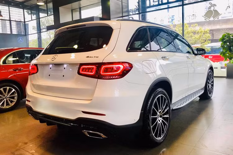 Không chỉ sở hữu “vẻ ngoài nam tính”, GLC 300 4MATIC còn sở hữu một “trái tim” đầy năng lượng, cỗ máy I4 2.0 lít tăng áp sản sinh 258 mã lực và sức kéo 370 Nm, giúp xe tăng tốc 0 -100 km/h chỉ trong vòng 6 giây. Sức mạnh này được truyền tải hiệu quả thông qua hộp số tự động 9 cấp 9G-TRONIC trứ danh của Mercedes-Benz. Xe vẫn được trang bị cụm điều khiển DYNAMIC SELECT, giúp người lái khám phá sự khác biệt rõ nét của 5 chế độ vận hành, bao gồm "Comfort", "ECO", "Sport", "Sport+" và “Individual”.