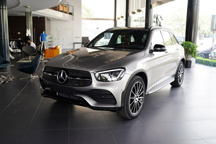 Sức mua lớn từ phía người tiêu dùng đã bất chấp cả việc Mercedes-Benz GLC 300 2020 mới có giá cao hơn tới gần 300 triệu đồng so với phiên bản trước do là xe nhập khẩu. Một vài nguồn tin từ MBV cho hay, dự kiến phải tới quý I/2020, lô xe GLC 300 tiếp theo mới cập bến thị trường Việt Nam.