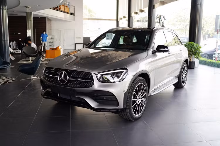 Sức mua lớn từ phía người tiêu dùng đã bất chấp cả việc Mercedes-Benz GLC 300 2020 mới có giá cao hơn tới gần 300 triệu đồng so với phiên bản trước do là xe nhập khẩu. Một vài nguồn tin từ MBV cho hay, dự kiến phải tới quý I/2020, lô xe GLC 300 tiếp theo mới cập bến thị trường Việt Nam.