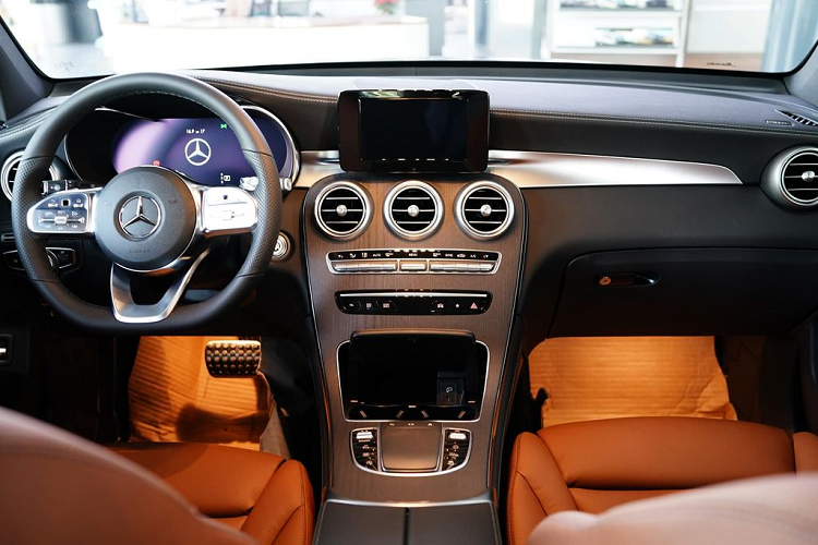 Mercedes-Benz GLC là một mẫu crossover ăn khách của Mercedes-Benz tại Việt Nam. Đối với phiên bản GLC 300 4Matic, tuy có giá bán niêm yết cao hơn phiên bản tiền nhiệm khoảng 300 triệu đồng (GLC 300 AMG lắp ráp: 2,289 tỷ đồng; GLC 300 4Matic: 2,559 tỷ đồng) nhưng GLC 300 4Matic có được cái mang "mác" xe nhập từ Đức.