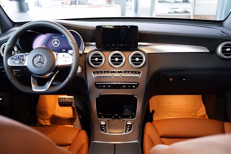 Mercedes-Benz GLC là một mẫu crossover ăn khách của Mercedes-Benz tại Việt Nam. Đối với phiên bản GLC 300 4Matic, tuy có giá bán niêm yết cao hơn phiên bản tiền nhiệm khoảng 300 triệu đồng (GLC 300 AMG lắp ráp: 2,289 tỷ đồng; GLC 300 4Matic: 2,559 tỷ đồng) nhưng GLC 300 4Matic có được cái mang "mác" xe nhập từ Đức.