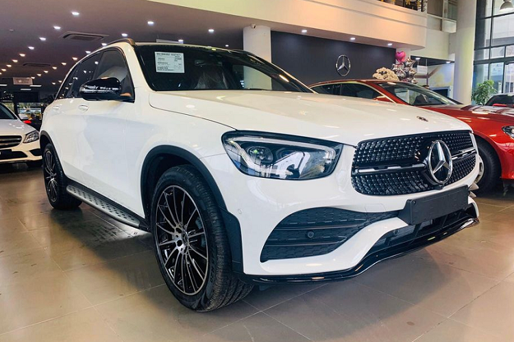 Cách đây khoảng 1 tuần, vào ngày 23/12/2019, Mercedes-Benz Việt Nam (MBV) đã chính thức giới thiệu mẫu GLC 300 2020 tới công chúng trong nước theo dạng nhập khẩu nguyên chiếc từ Đức. Lô xe Mercedes-Benz GLC 300 đầu tiên được MBV đưa về với số lượng 200 chiếc. Tuy nhiên, chỉ sau một thời gian ngắn, gần như toàn bộ số xe kể trên đã được bán hết sạch và ở thời điểm hiện tại, nhiều đại lý MBV trên cả nước đã không có sẵn xe để bán cho khách.
