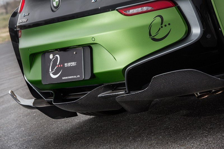 Khe thoát gió phía sau của xe. Hiện mức giá độ xe BMW i8 Roadster E.N.ARMY EDITION này chưa được hãng đưa ra con số cụ thể.