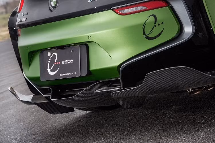 Khe thoát gió phía sau của xe. Hiện mức giá độ xe BMW i8 Roadster E.N.ARMY EDITION này chưa được hãng đưa ra con số cụ thể.