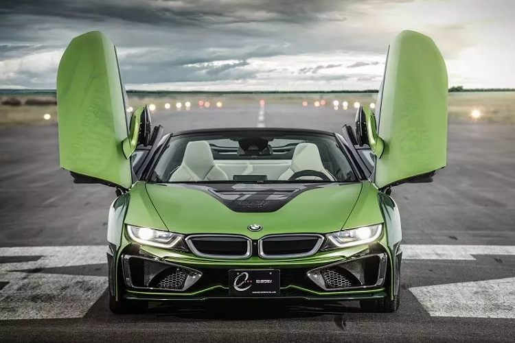 Ngoài ra, màu sắc của chiếc xe cũng là một điểm đáng nói với màu xanh lá cây đen mờ, nhưng được sơn thêm những yếu tố tương phản giúp chiếc xe thêm hầm hố. Ngay cả logo thương hiệu BMW trên mui xe và phía sau cũng được tinh chỉnh thành màu xanh lá cây của xe thay vì màu xanh đậm nguyên bản. Ngoài ra, hãng độ không điều chỉnh động cơ xe, hệ thống truyền động hybrid vẫn giữ nguyên công suất 369 mã lực