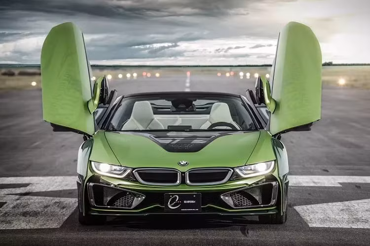 Ngoài ra, màu sắc của chiếc xe cũng là một điểm đáng nói với màu xanh lá cây đen mờ, nhưng được sơn thêm những yếu tố tương phản giúp chiếc xe thêm hầm hố. Ngay cả logo thương hiệu BMW trên mui xe và phía sau cũng được tinh chỉnh thành màu xanh lá cây của xe thay vì màu xanh đậm nguyên bản. Ngoài ra, hãng độ không điều chỉnh động cơ xe, hệ thống truyền động hybrid vẫn giữ nguyên công suất 369 mã lực