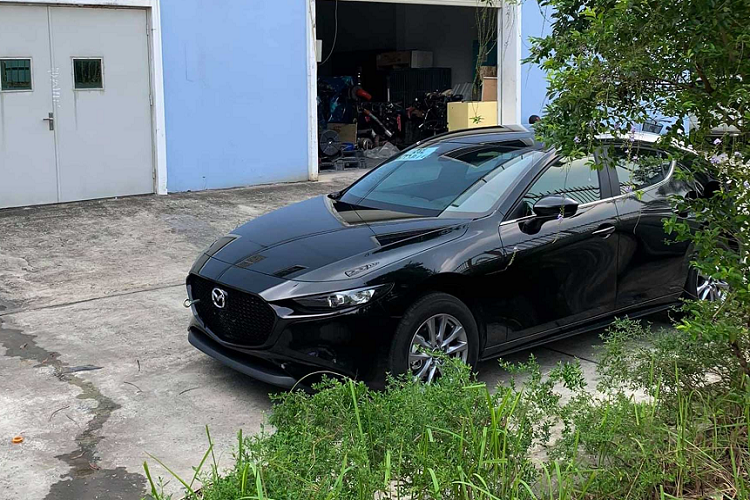 Chiếc xe Mazda3 2019 hatchback thế hệ mới được một thành viên trong hội Mazda3 Việt Nam ghi hình. Đây là lần thứ 2 Mazda3 hatchback bị bắt gặp sau chiếc màu trắng đeo biển tạm T92 trước đó.
