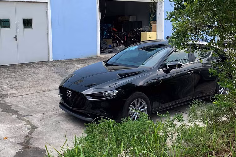 Chiếc xe Mazda3 2019 hatchback thế hệ mới được một thành viên trong hội Mazda3 Việt Nam ghi hình. Đây là lần thứ 2 Mazda3 hatchback bị bắt gặp sau chiếc màu trắng đeo biển tạm T92 trước đó.