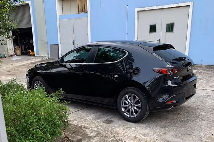 Bên dưới nắp ca-pô Mazda3 hacthback thế hệ mới thuộc phiên bản máy xăng SkyActiv 1.5L hút khí tự nhiên cho công suất tối đa 109 mã lực tại 6.000 vòng/ phút và mô-men xoắn 146 Nm tại 3.500 vòng/ phút.