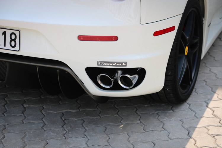 Hệ thống ống xả cũ của xe đã được thay mới. Đây là hệ thống ống xả IPE, được làm bằng chrome. Giá trị của bộ ống xả này khoảng 8.000 USD.